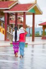 Две женщины идут, Inle Lake, Бирма — стоковое фото