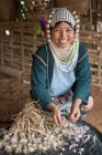 Mujer en la tribu Ahkha durante la cosecha de ajo, estado de Shan, Keng Tung, Birmania - foto de stock