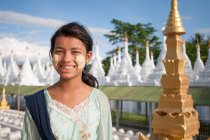 Mujer joven con pintura facial, Sanda muni pagoda, Mandalay, Birmania - foto de stock