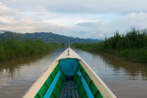 Barco en el lago Inle, estado de Shan, Myanmar - foto de stock
