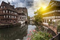 Prédios tradicionais à beira-rio em Estrasburgo, França — Fotografia de Stock