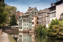 Традиционные здания на берегу реки в Страсбурге, Франция — стоковое фото