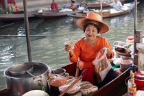 Retrato del tenedor de puesto de mercado femenino maduro, Damnoen Saduak Floating Market, Tailandia - foto de stock