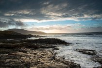 Olas chocan contra la orilla en Borve en la Isla de Barra, Escocia - foto de stock