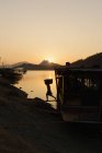 Barche sagomate sul fiume Mekong al tramonto, Luang Prabang, Las — Foto stock