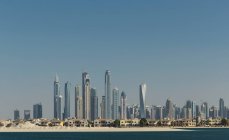 Вілла на острові Палм і сучасні хмарочоси в Дубаї Марина. — стокове фото