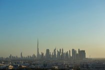 Dubai skyline au coucher du soleil — Photo de stock