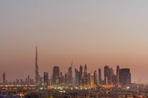 Dubai horizonte ao pôr-do-sol — Fotografia de Stock