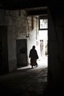 Силуэт женщины, идущей по аллее, Фес Медина, Марокко — стоковое фото