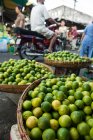 Puesto de frutas en el mercado callejero, Phnom Penh, Camboya, Indochina, Asia - foto de stock