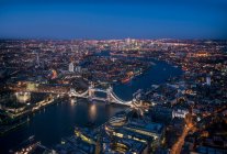 Vista del río Támesis y el puente de la Torre por la noche, Londres, Reino Unido - foto de stock