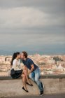 Couple s'embrassant sur la colline Gianicolo au coucher du soleil, Rome, Italie — Photo de stock