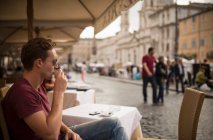 Mann genießt Espresso im Restaurant, Piazza Navona, Rom, Italien — Stockfoto