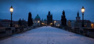 Карлов мост ночью, Прага, Чехия — стоковое фото