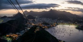 Вигляд на кабельне авто з гори Цукрова Голова в сутінках, Ріо - де - Жанейро, Бразилія. — стокове фото