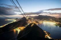 Vista del teleférico desde la montaña Sugarloaf por la noche, Rio De Janeiro, Brasil - foto de stock