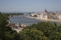 Hungarian Parliament and Danube River, Budapest, Hungary — Stock Photo