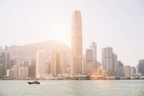 Vista de edificios en Victoria Harbour, Hong Kong, China - foto de stock