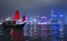 Nave spazzatura, Victoria Harbour, Hong Kong, Cina — Foto stock