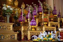 Figuras y ornamentos de Buda, Wat Phra Singh, Chiang Mai, Tailandia - foto de stock