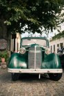 Зелений вінтажний автомобіль на пошматованій вулиці, Barrio Historico (Старий квартал), Colonia del Sacramento, Colonia, Uruguay — стокове фото