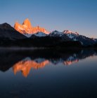 Cordillera Fitz Roy y Laguna Capri al amanecer, El Chalten, Parque Nacional Los Glaciares, Provincia de Santa Cruz, Argentina - foto de stock