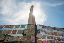 Notes commémoratives et statue, Plaza de Mayo, Buenos Aires, Argentine — Photo de stock