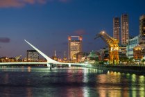 Blick auf die Docks und die Fußgängerbrücke Puente de la Mujer bei Nacht, Puerto Madero, Buenos Aires, Argentinien — Stockfoto