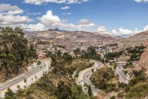 Vue lointaine de La Paz et de l'autoroute, Bolivie, Amérique du Sud — Photo de stock