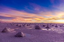 Piles à sel sur les plaines salées au coucher du soleil, Salar de Uyuni, Antiplano Sud, Bolivie, Amérique du Sud — Photo de stock