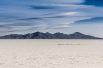 Вид на соленые равнины и далекие горы, Салар-де-Уюни, Южный Антиплано, Боливия, Южная Америка — стоковое фото