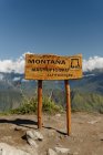 Montana Machu Picchu signo, Machu Picchu, Perú, América del Sur - foto de stock