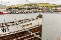 Barcos amarrados en el puerto de Dingle, Condado de Kerry, Irlanda - foto de stock