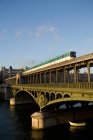 Tren en el puente de Bir-hakeim, Bateau Mouche, río Sena, París, Francia - foto de stock