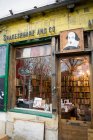 Shakespeare and Co, vecchio negozio di libri antichi, Parigi, Francia — Foto stock