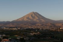 Vue surélevée depuis Mirador de Sachaca du volcan El Misti, Pérou, Amérique du Sud — Photo de stock