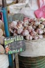 Fresh garlic on market stall, Arequipa, Peru, South America — Stock Photo