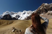 Giovane donna con i capelli rossi godendo in montagna — Foto stock