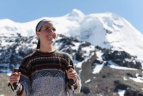 Jovem mulher com cabelo de gengibre desfrutando nas montanhas — Fotografia de Stock