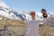 Junge Frau mit Ingwerhaaren genießt in den Bergen — Stockfoto