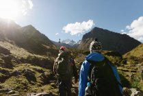 Giovane donna e guida escursionistica, Lares, Perù — Foto stock