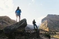 Jeune femme et guide de trekking sur les rochers, Lares, Pérou — Photo de stock