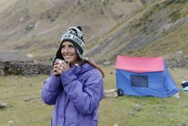 Молодая женщина с горячим напитком, Ларес, Перу — стоковое фото