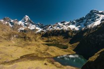 Montagne e lago, Lares, Perù — Foto stock