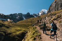 Junge Frau und Reiseleiter Trekking auf Pfaden, Lares, Peru — Stockfoto