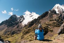Jeune femme photographiant les sommets et la vallée de la montagne, Lares, Pérou — Photo de stock