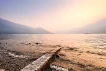Muelle al atardecer, Lago Mayor, Ascona, Tesino, Suiza - foto de stock