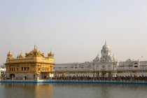 Multitudes haciendo cola en el Templo Dorado, Amritsar, Punjab, India, Asia - foto de stock