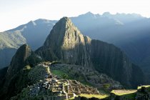 Vista del raggio di sole su Huayna Picchu all'alba Machu Picchu, Valle Sacra, Perù, Sud America — Foto stock