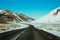 Camino que sale de Reikiavik, Islandia - foto de stock